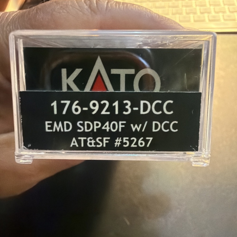 Kato N Scale 176-9213-DCC EMD SDP40F Diesel Locomotive AT&SF #5267